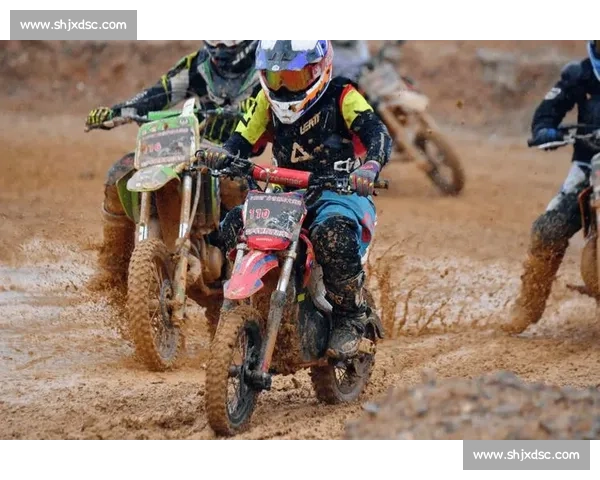 极速激情碰撞赛道荣耀 摩托车比赛激烈瞬间定格瞬间挑战极限