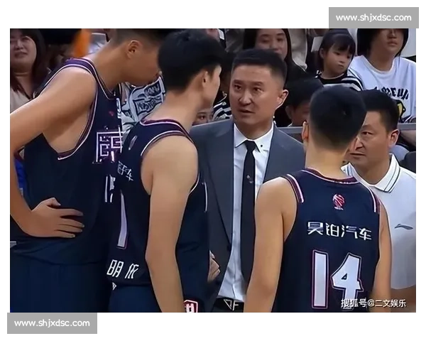 广东篮球赛场风云再起 球队激烈角逐引发球迷热烈关注